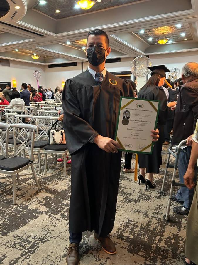 Miembro de las Fuerzas Armadas se titula en la universidad con honores