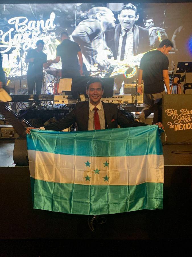 Daniel Ochoa luego de una de sus presentaciones en el Lunario del Auditorio Nacional.