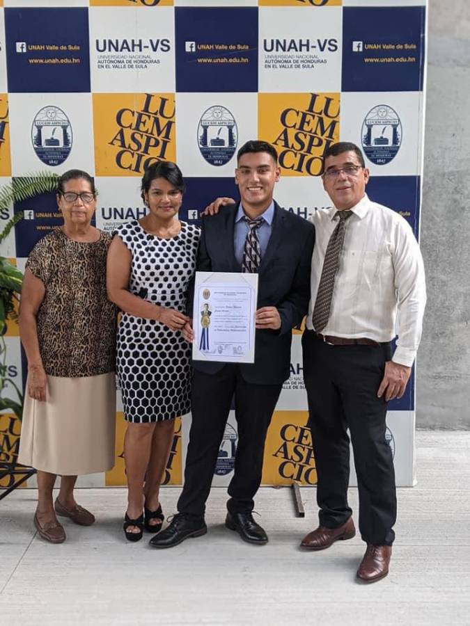 Kevin Fúnez para orgullo de su familia se graduó de licenciado en informática en la Unah-Vs.