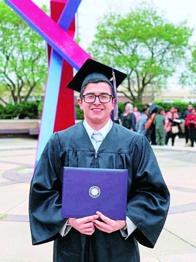 Aconseja a los jóvenes que se esfuercen por obtener buenas calificaciones en el colegio y estudiar inglés, ya que fueron las herramientas que lo ayudaron a alcanzar sus objetivos.