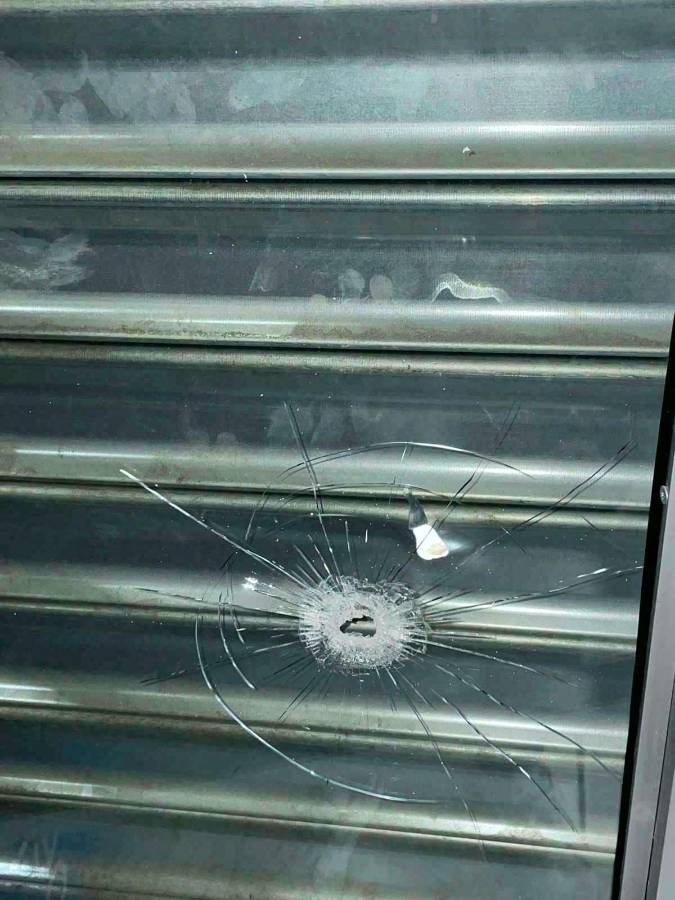 Los balazos pegaron en las cortinas y la fachada.