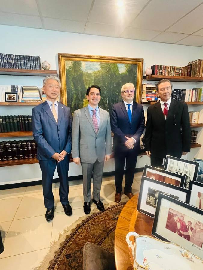 El embajador de Japón Jun Nakahara, Odín Guillén Leiva, el embajador de Francia Cédric Prieto y Eduardo Mayora Alvarado.