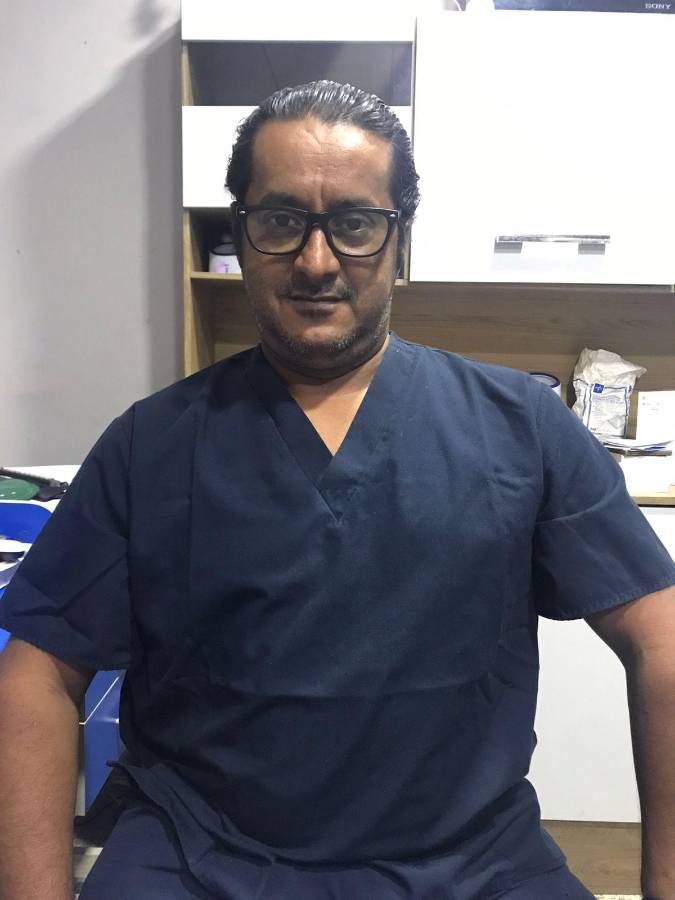 El doctor Wilson Valiente, especialista en el área de pediatría en la clínica médica Valiente.