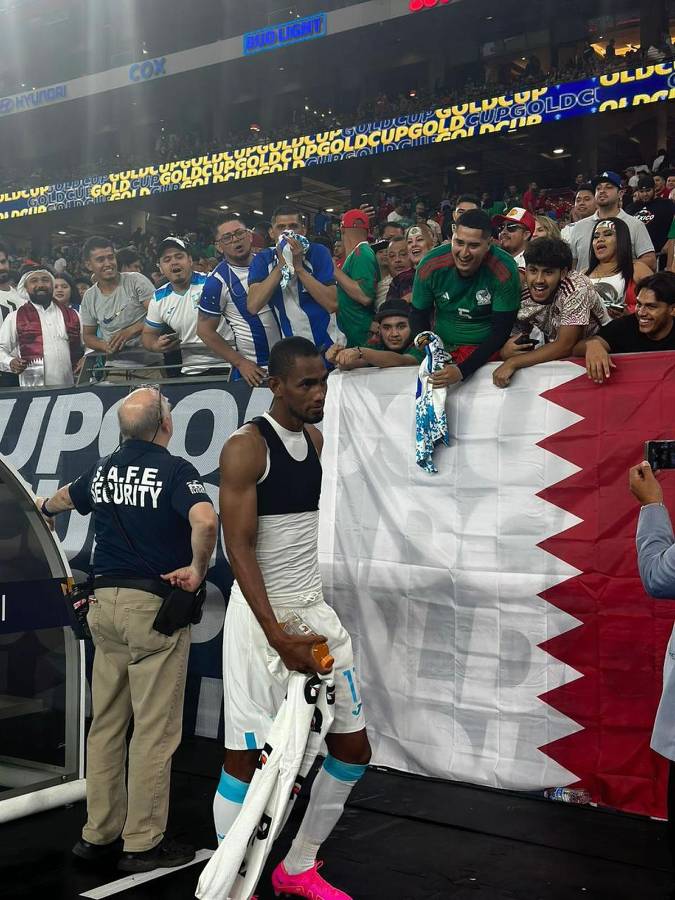 El momento en el que el aficionado hondureño se lleva la camiseta de Jerry Bengtson a su rostro, mientras el delantero camina al vestuario.