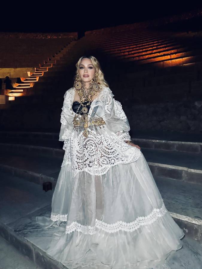 POMPEYA (ITALIA), 17/08/2024.- La cantante Madonna (en la imagen) se regaló en el día de su 66 cumpleaños una visita nocturna con un grupo de unas 30 personas a Pompeya (sur de Italia).