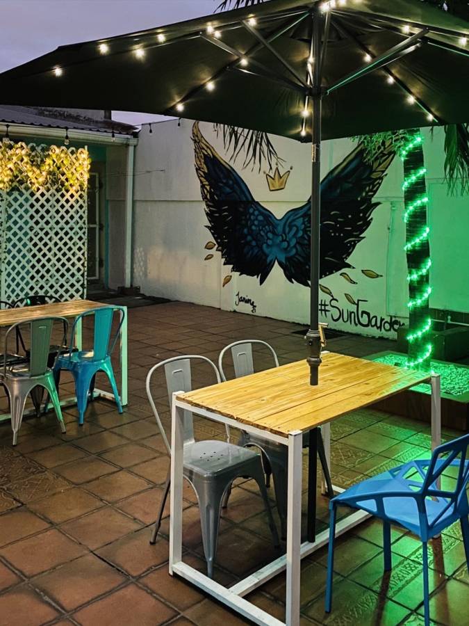 El restaurante cuenta con áreas exteriores e interiores.