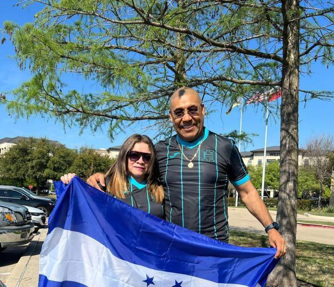 Una de las parejas de hondureños que llegó desde muy temprano para darle aliento a la H.