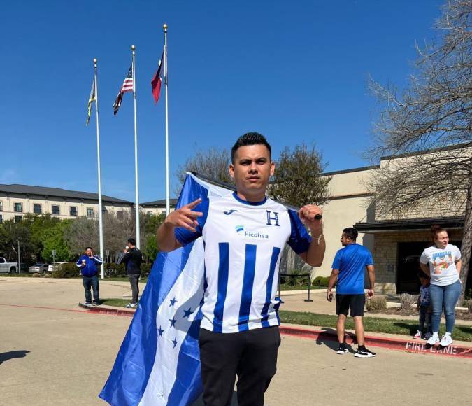 Uno de los aficionados hondureños que llegó con su respetiva bandera.