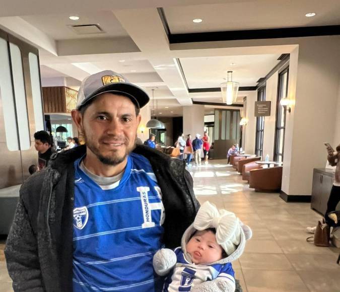 Este padre hondureño muestra muy orgullosamente a su pequeña hija nacida en tierras estadounidenses.