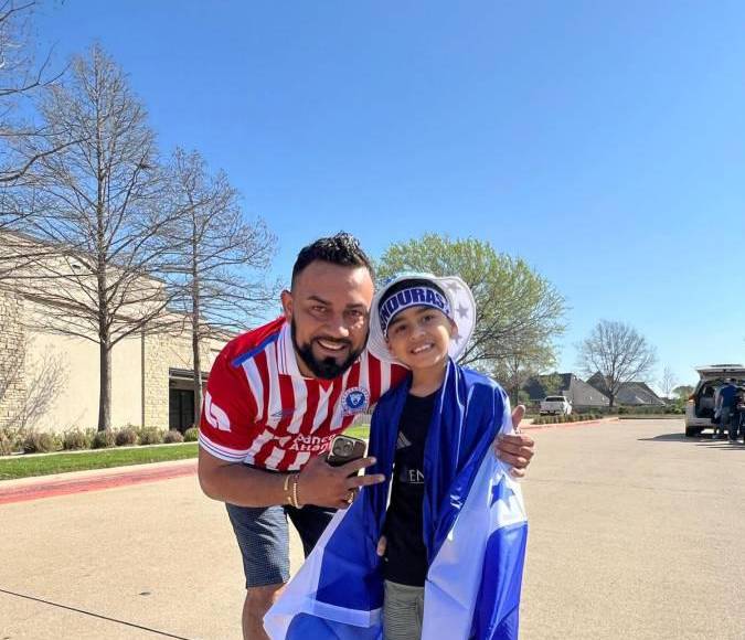 Aficionado con la camiseta del Olimpia y un pequeño bien identificado con los colores de Honduras.