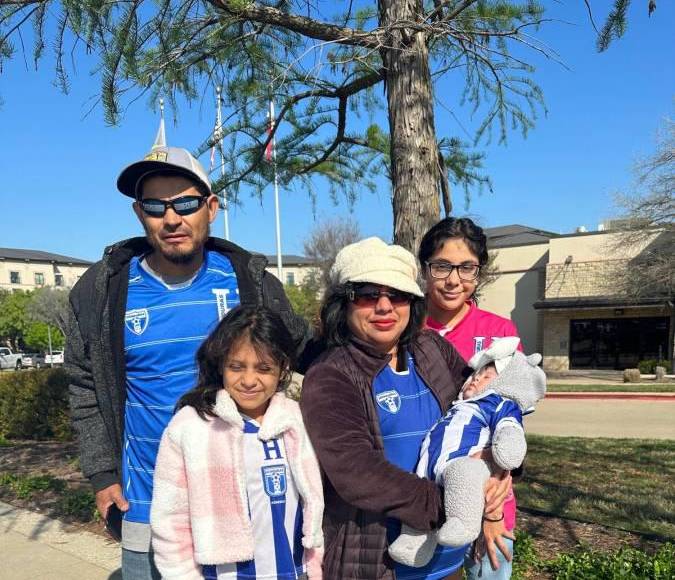 Linda familia hondureña que llevó hasta a su recién nacida al segundo banderazo en apoyo a la Selección de Honduras.