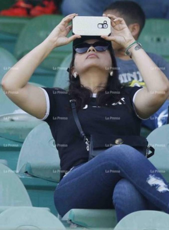 Esta hermosa chica con su respectivo celular.