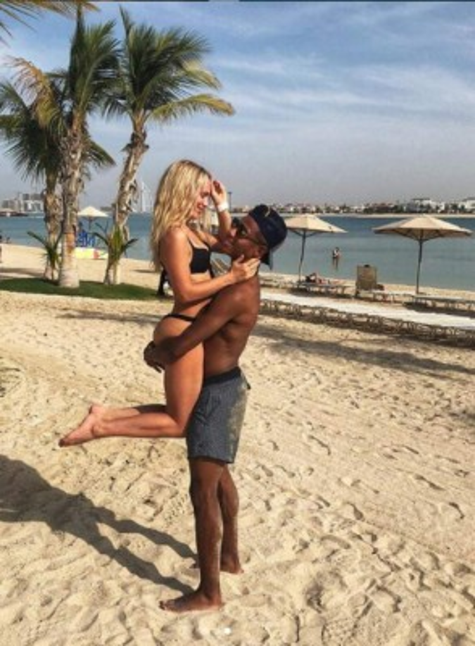 Usuarios de redes sociales también comenzaron atacar a la joven ya que la consideran como 'interesada'.