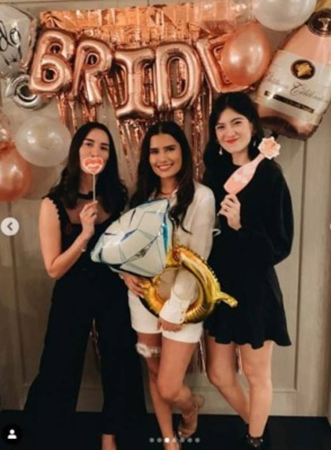 Sus amigas más cercanas no pudieron faltar en las celebraciones previo a su camino al altar.