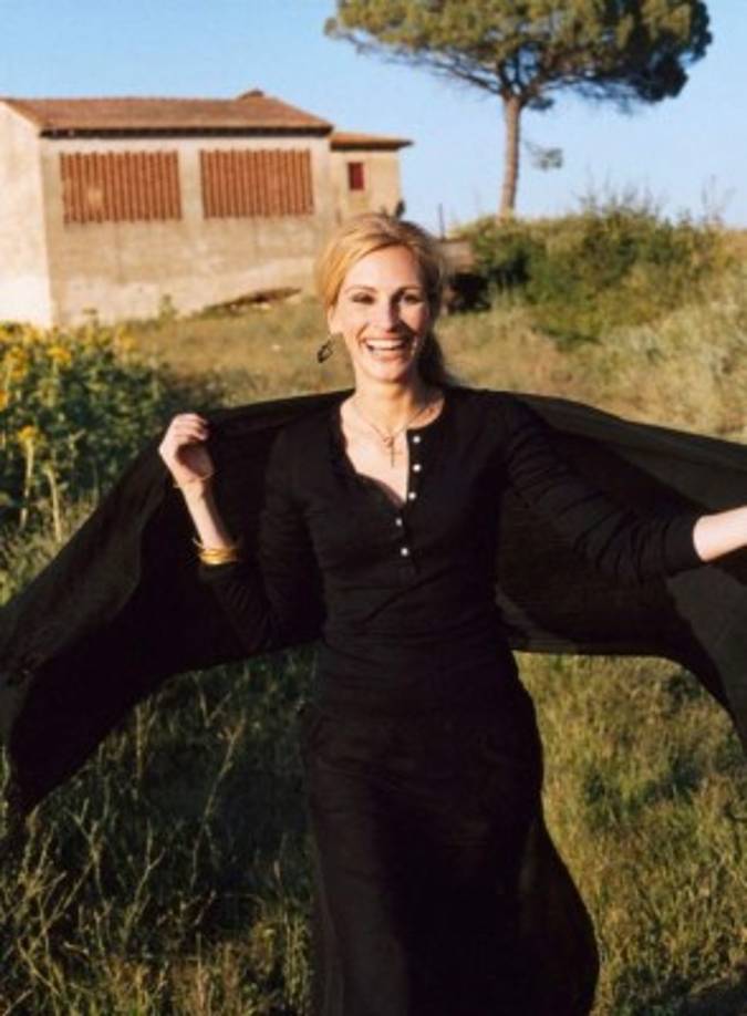 [Sonrisa] Las mujeres sonrientes con un buen sentido del humor atraen más a los hombres que las chicas sombrías y molestas con todo el mundo. La sonrisa revela no solo una personalidad agradable sino también mucha energía y pasión por la vida. Ningún maquillaje se puede comparar con una alegría que brilla en los ojos.