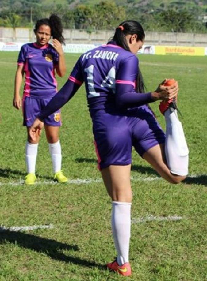 'Nací y crecí futbolísticamente en la selección de mi colegio Dr. Ramón Rosa, campeón nacional 2011-2012, que representó a Honduras en los Juegos Estudiantiles Centroamericanos en 2011', nos cuenta Yuridia Pineda.