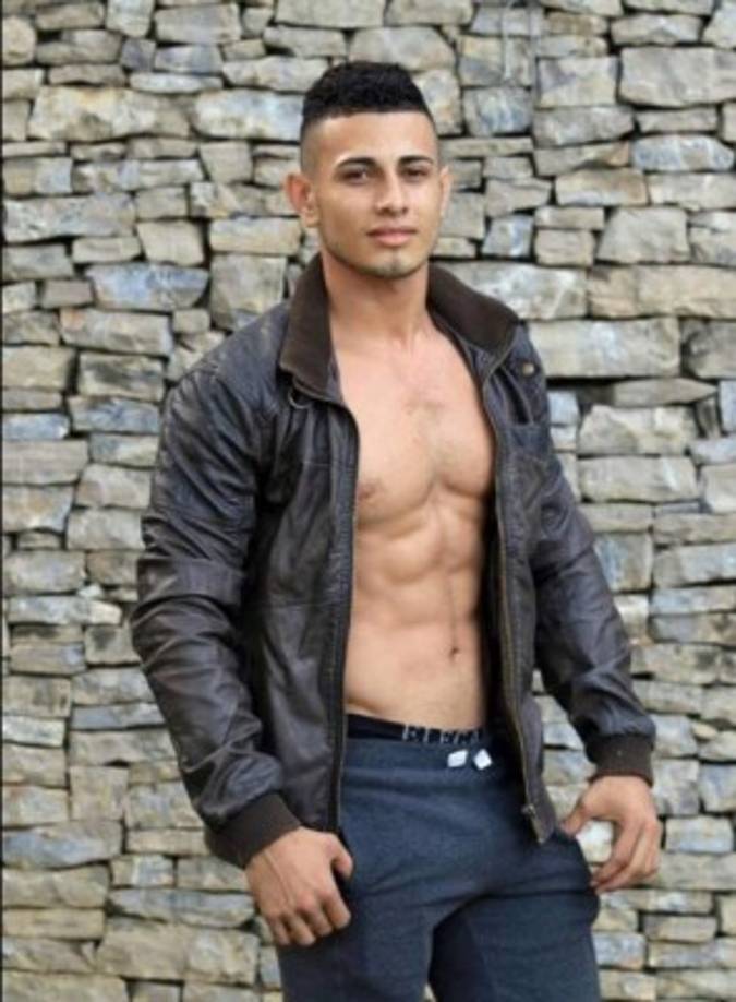 Juárez ciudaba su figura pues se le puede ver en fotos dentro del gimnasio.