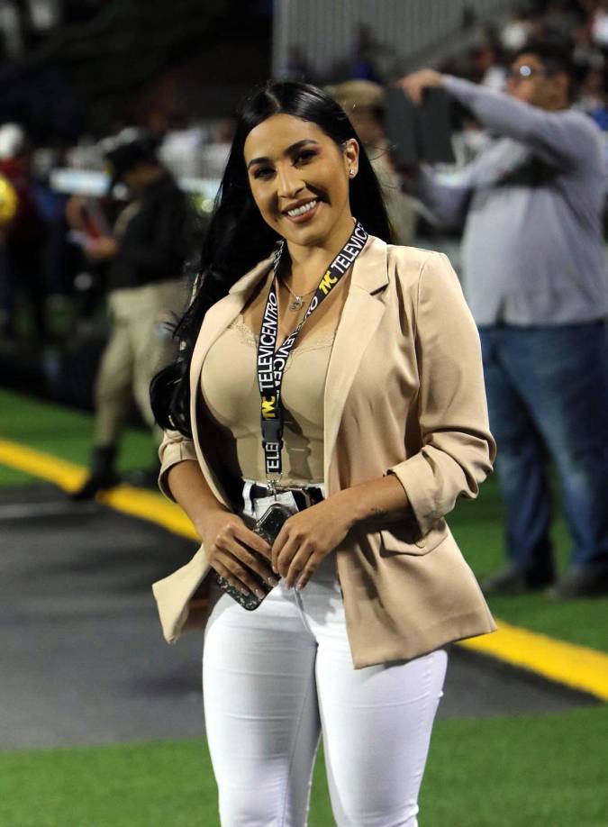 La guapa y sexy presentadora Martha Ríos, de Las Dueñas del Balón de TVC, robó muchas miradas en el estadio Nacional Chelato Uclés durante la Gran Final.