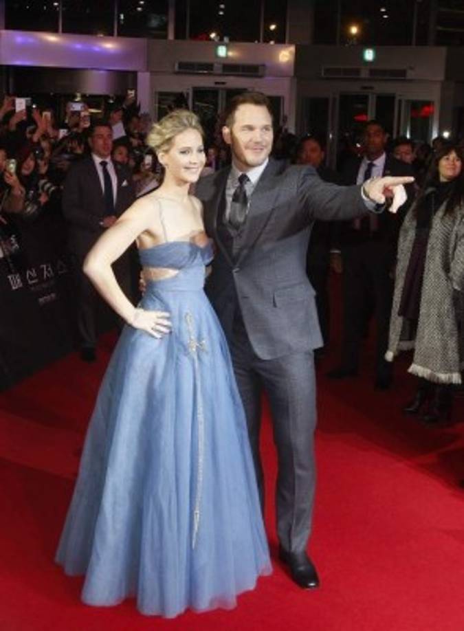 - Los actores estadounidenses Chris Pratt (d) y Jennifer Lawrence posan a su llegada al preestreno de su película 'Passengers' en Seúl (Corea del Sur) hoy, 16 de diciembre de 2016. La cinta llega a las pantallas surcoreanas el próximo 4 de enero.