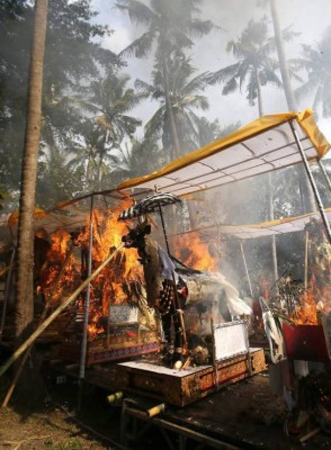 INDONESIA. Acto para liberar alma. Quema de un sarcófago con un búfalo durante la ceremonia de cremación hindú “Ngaben” en Bali. Foto: EFE/Made Nagi