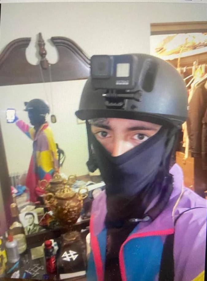 Blanco, delgado, con una barba irregular, el muchacho exhibe varios tatuajes en el cuello y la cara, incluyendo uno sobre la ceja izquierda con la palabra “Awake” (Despierto), una referencia a su nombre artístico. Se presentaba a sí mismo como músico y era conocido con el apodo en interenet de “Awake the Rapper”.