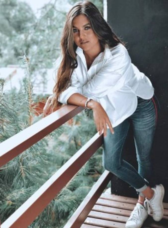 Sacando el mejor partido de sus genes, la adolescente aprovecha en ocasiones el clima cálido de Miami para lucir look muy juvenil. 'Disfrutando de mi amada niña', escribió la esposa de Eduardo Santamarina como título de la foto, en la que Romina posa como una modelo profesional.<br/><br/>