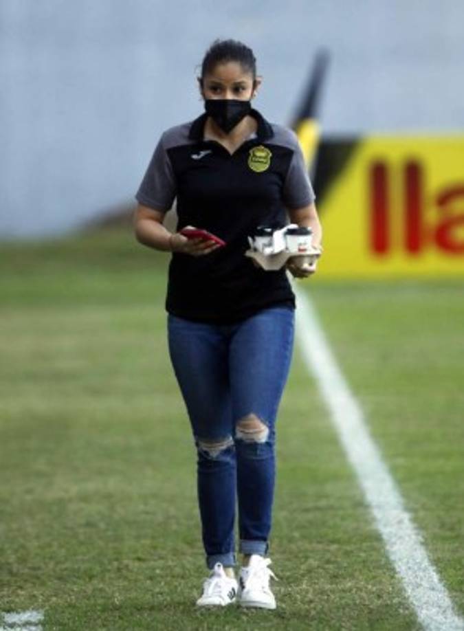 Waldina Mejía, la guapa entrenadora del equipo femenino del Real España, en la cancha del estadio Morazán.