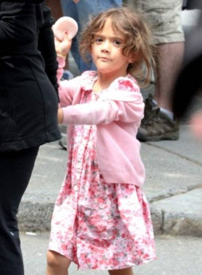 Valentina se ha codeado con las personalidades más relevantes del mundo del espectáculo desde sus primeros meses de vida y prácticamente ha crecido en los foros de filmación, desde el día en que nació, en septiembre de 2007, en Los Ángeles.