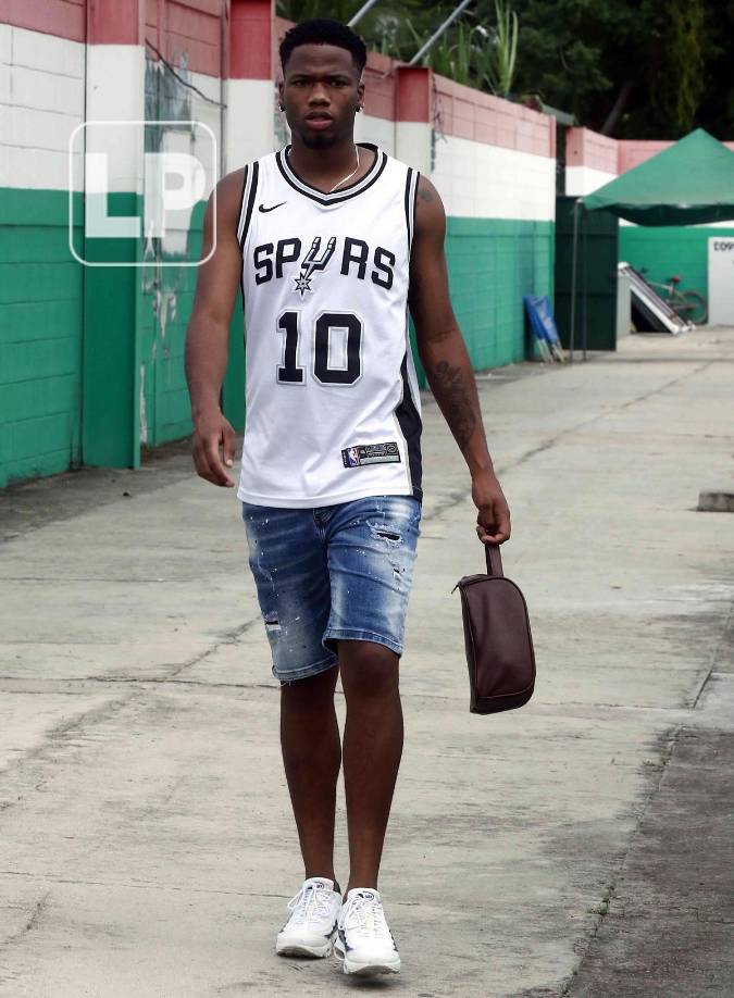 El delantero colombiano Santiago Córdoba, nuevo fichaje del Marathón, llegó así a la sede del club esmeralda.