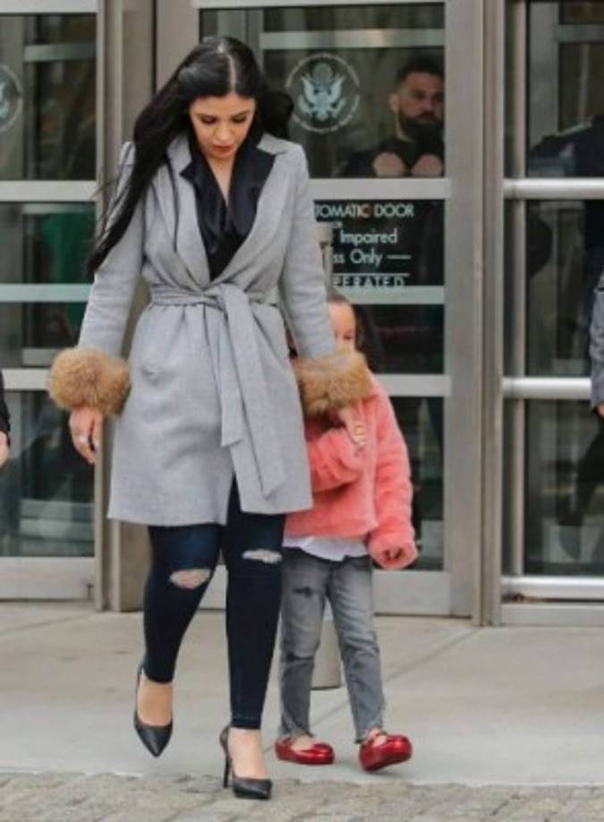 La joven comenzó a tomar protagonismo en los medios de comunicación, tras la captura en 2014 del poderoso capo en un resort de Baja California, donde descansaba junto a Emma y sus hijas pequeñas.<br/><br/>La presencia de su familia evitó un baño de sangre, ya que el capo prefirió entregarse sin disparar un solo tiro.