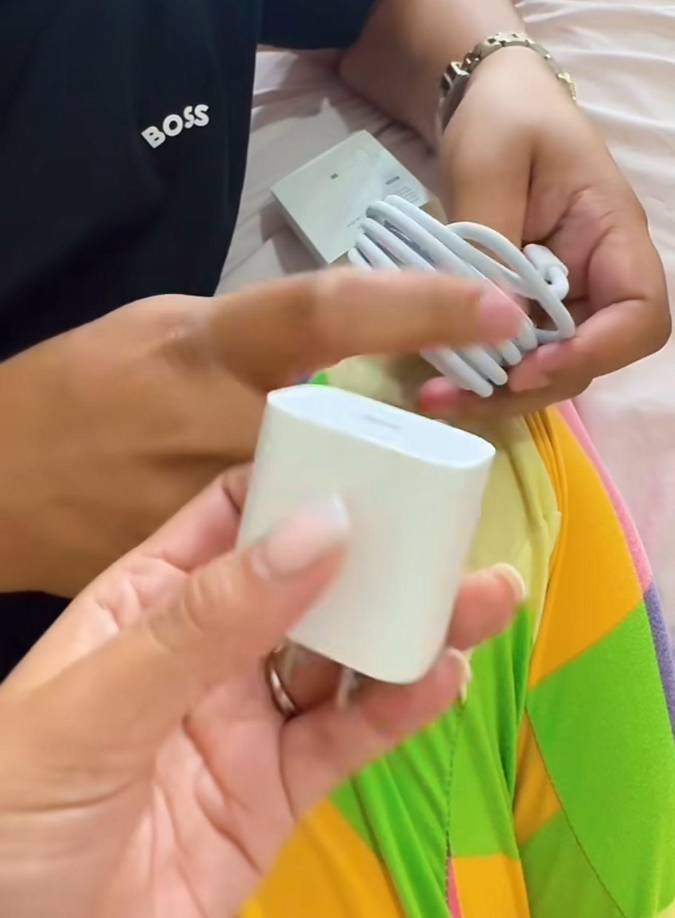 ”Miren que bello mi amorcito que ya me consiguió otro cargador de los que me robaron, es lo bello, gracias mi amorcito con un beso incluído”, manifestó Rubio.