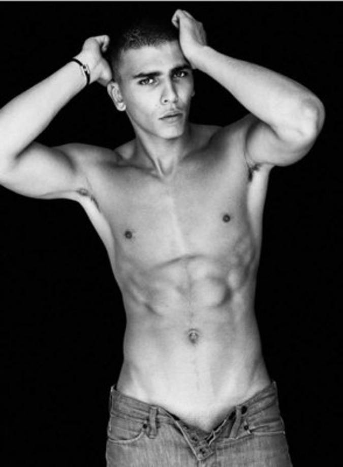 Las sexis fotos que sube el modelo a las redes sociales le han valido para ganar miles de seguidores, constantemente reciben alagos de sus fans.