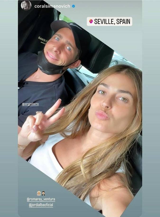 Otro que no se perdió la boda de su compañero fue Sergi Roberto, quien llegó con su pareja Coral Simanovich.