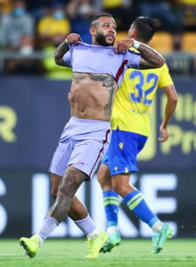 Memphis Depay falló frente a la portería del Cádiz y así se lamentó. El holandés se fue frustrado por no poder marcar.