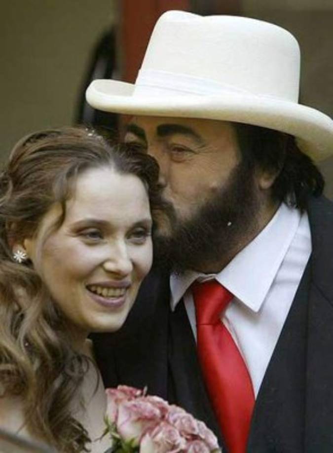 Nicoletta Mantovani, la viuda del soprano Luciano Pavarotti rompió el silencio en 2007 y reconoció tener este problema, el cual había mantenido bajo discreción a petición de su ex pareja.