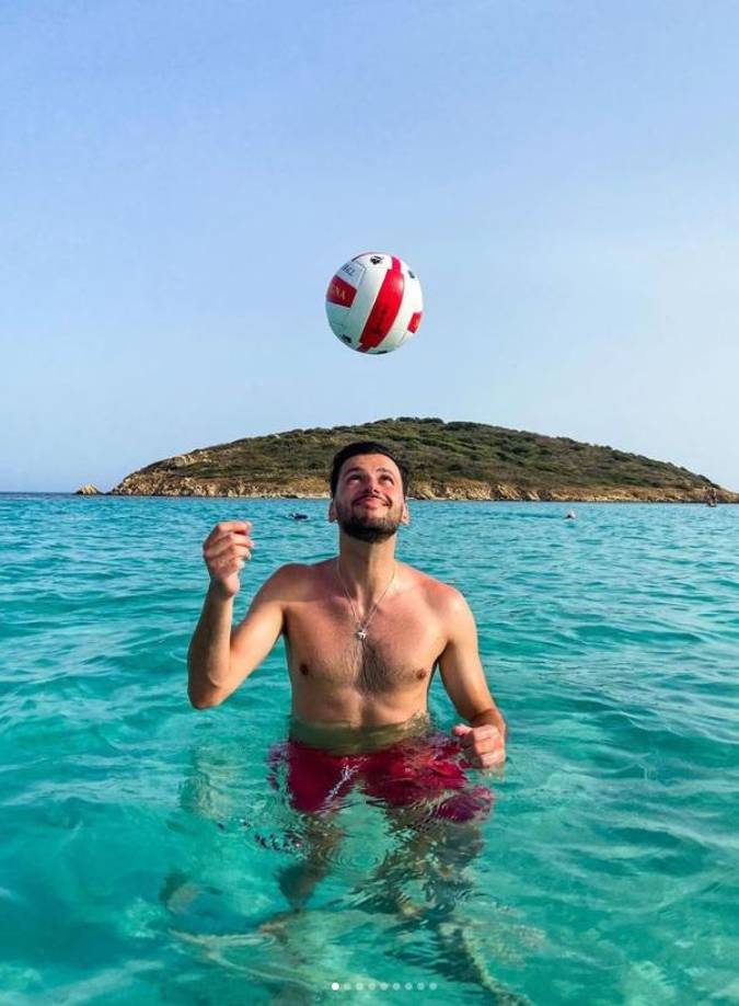 Aviv Levy habla seis idiomas: neerlandés, hebreo, inglés, español, catalán y francés, lo que le ha permitido trabajar en plataformas digitales como 433, una página con millones de seguidores y una de las más importantes a nivel de fútbol.