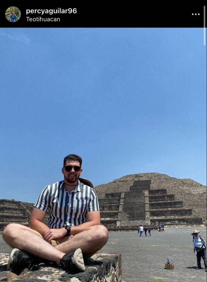 Mismo al que Jennifer Aplícano sigue en redes sociales y reacciona a sus fotos. 