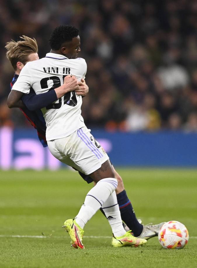 La secuencia de la llave de judo entre Vinicius y Frenkie de Jong.