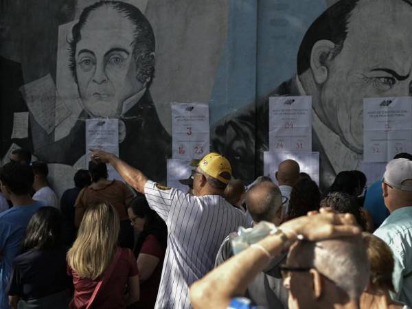 Los venezolanos votan este domingo en unas presidenciales cargadas de tensión para decidir entre la continuidad del chavismo, que lleva 25 años en el poder, o el cambio prometido por una oposición unida y esperanzada.