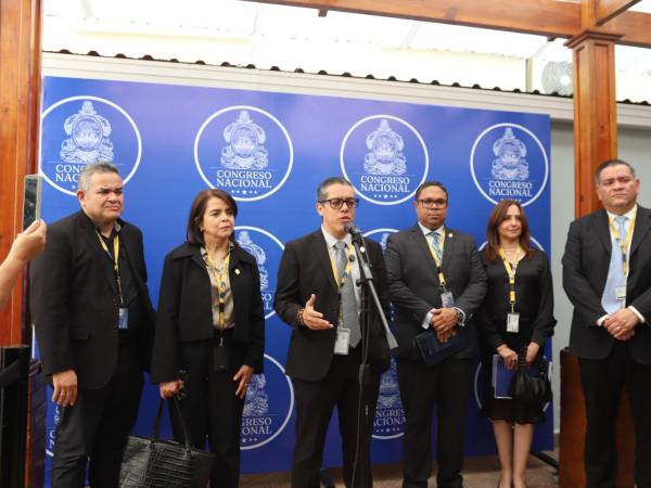 Autoridades del Congreso Nacional y de la Unah revisan los avances del proyecto de expansión académica que busca ampliar la cobertura educativa en nueve departamentos del país.