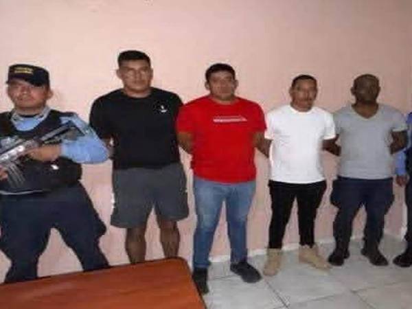 uatro policías fueron detenidos en Puerto Cortés por cohecho y abuso de autoridad; se decomisó equipo policial como evidencia.