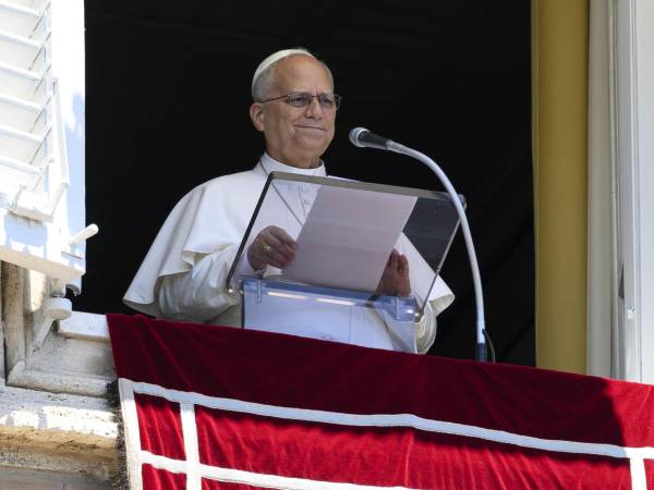 El papa León XIV durante el rezo del Ángelus en la Plaza de San Pedro, en la Ciudad del Vaticano, el 5 de julio de 2026. EFE/EPA/VATICAN MEDIA HANDOUT HANDOUT