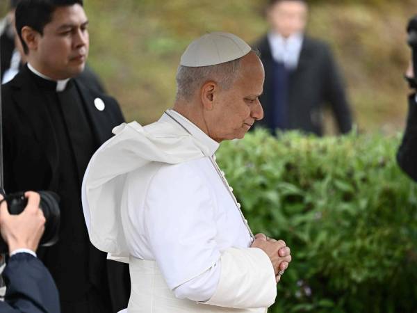 El papa León XIV (2-d) visita el sitio arqueológico de Hipona, en la ciudad portuaria de Annaba, Argelia, el martes 14 de abril de 2026.