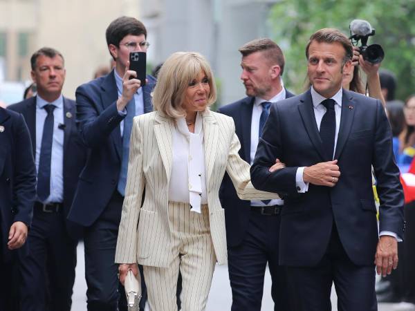 El presidente francés, Emmanuel Macron, y su esposa, Brigitte, reaparecieron sonrientes este martes durante un recorrido por Vietnam tras la polémica registrada por la supuesta bofetada de la primera dama al mandatario.