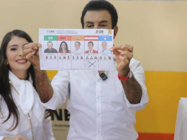 Salvador Nasralla, candidato presidencial por el Partido acudió este domingo a la escuela República Honduras, en la colonia Alameda, de Tegucigalpa, para emitir su sufragio en el marco de las elecciones generales 2025.