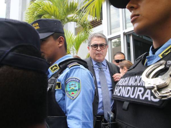 Juan Orlando Hernández durante su llegada a la audiencia inicial en la que se analizan los medios de prueba presentados por la defensa y el ente acusador.