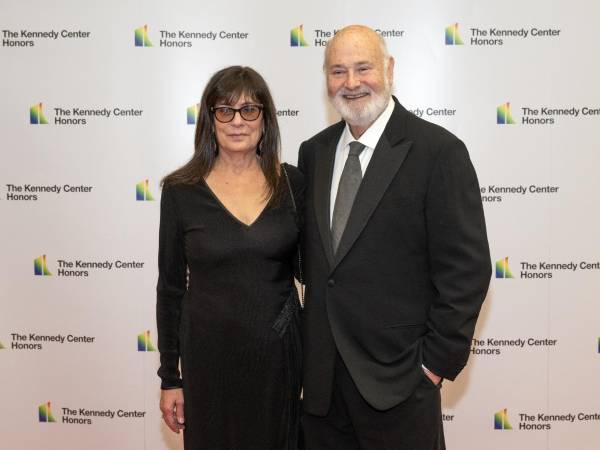 El director de cine estadounidense Rob Reiner (der.) y su esposa Michelle Reiner en una foto de archivo.