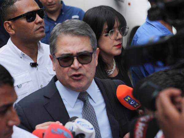 Este miércoles comenzó la audiencia inicial en el marco del expediente judicial conocido como Pandora II contra el expresidente Juan Orlando Hernández, quien fue indultado y es acusado por los delitos de fraude y lavado de activos.