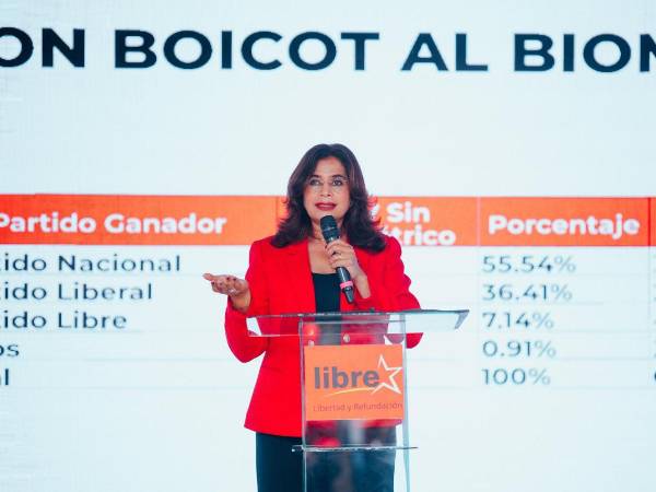 Rixi Moncada, candidata presidencial del Partido Libertad y Refundación durante una conferencia de prensa.