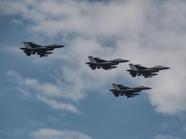 Ucrania espera la llegada de varios aviones caza enviados por los aliados.